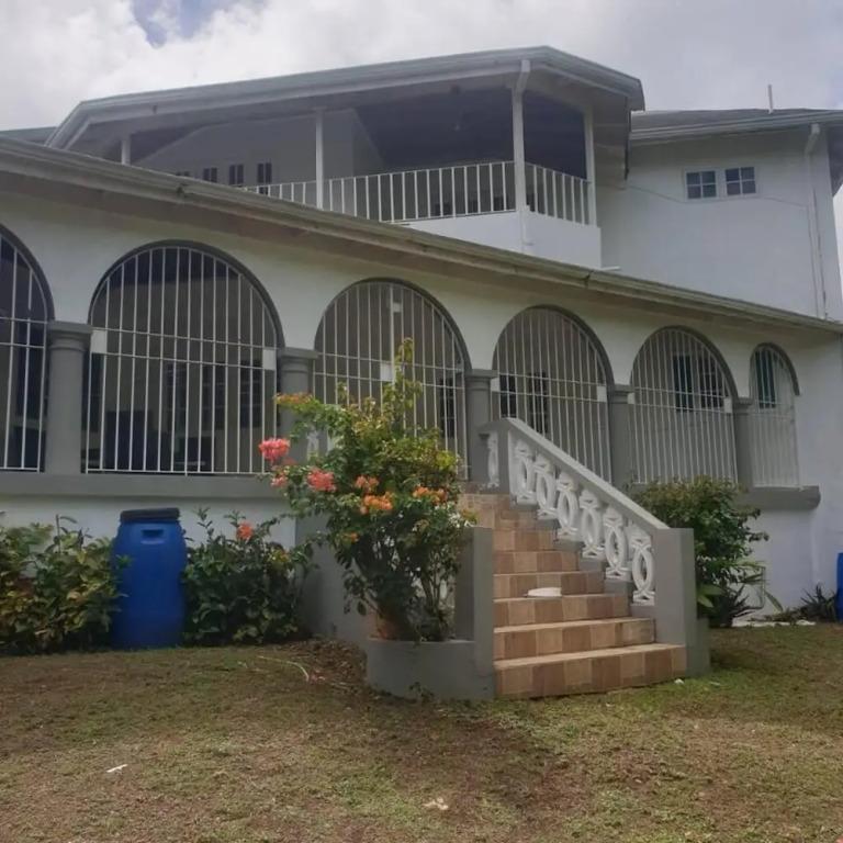 3-Bed House Sleeps 6 with Mountain Views