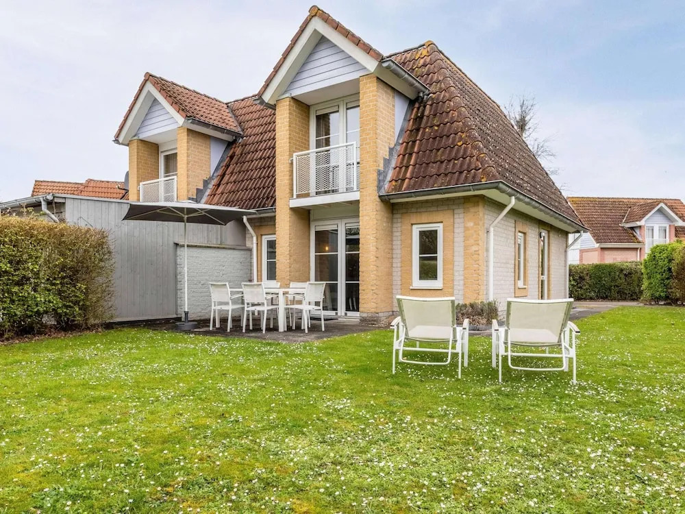 Villa in Banjaard Near Sandy North Sea Beach