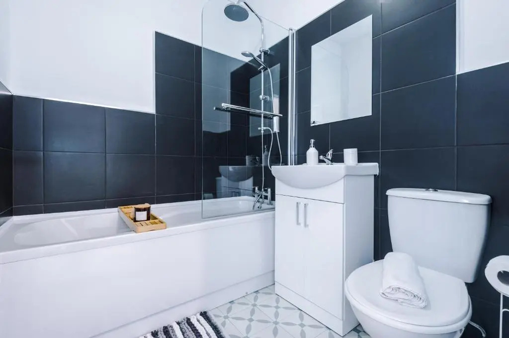 Rest&Recharge @ Windsor House (2 Bedrooms, 4 Beds, Free Parking)