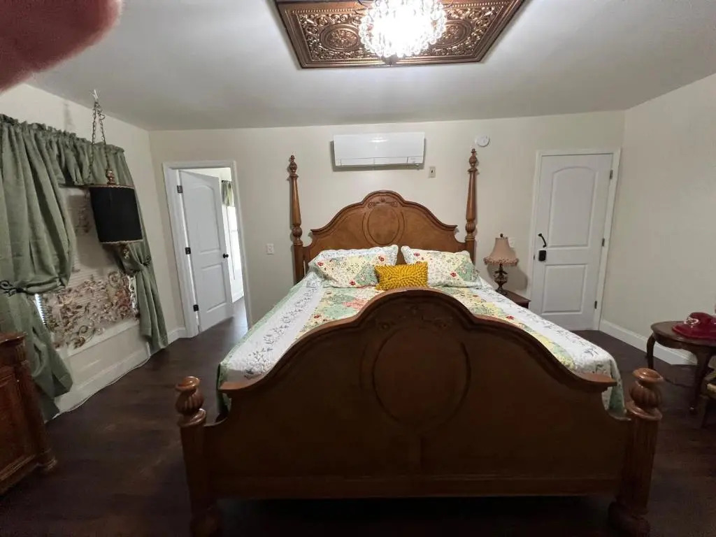 Holland Farmhouse Inn B&B
