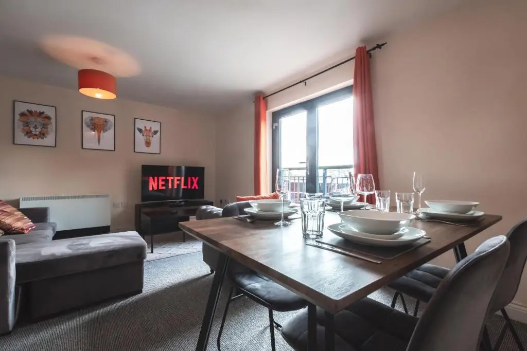BEST PRICE! STUNNING 2 Bed City Centre - 4 single beds or 2 Super king, Smart TVs, Sofa Bed & FREE SECURE PARKING