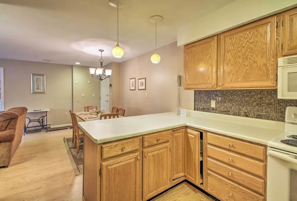 Lincoln Resort Condo w/ Pool Access - Near Hiking!