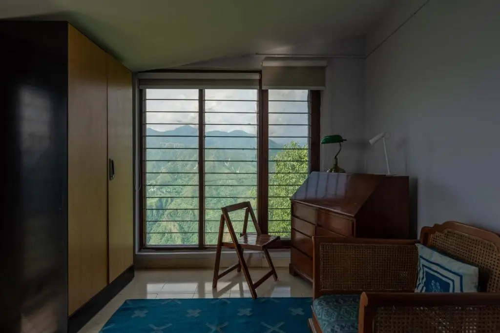 The Perch - 2bhk w panoramic hill view by Roamhome