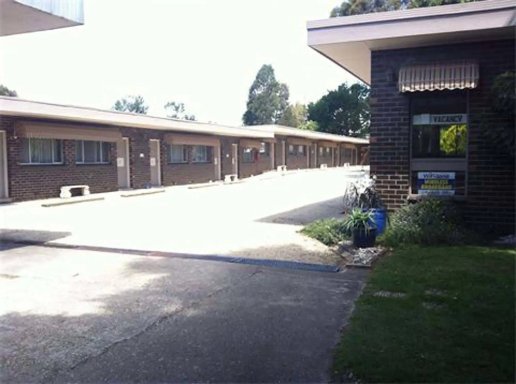 Tartan Motel, Yea