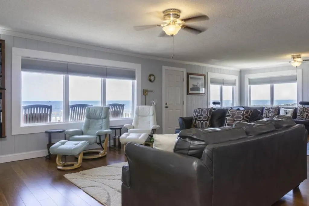 Breezy Oaks by Oak Island Accommodations