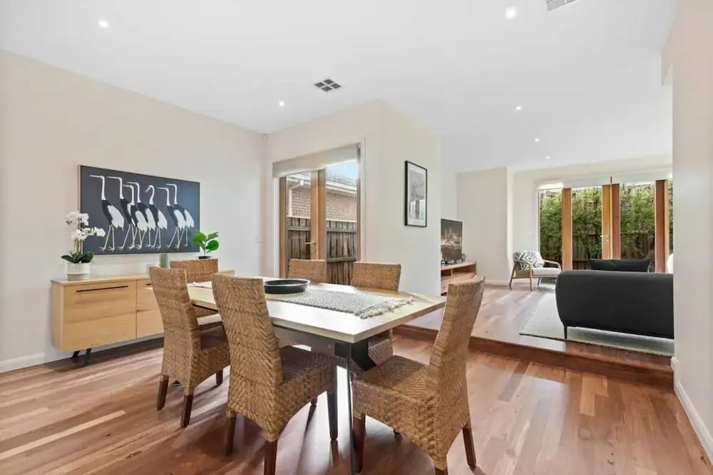 Chic 2-bed Home By Bustling Shops