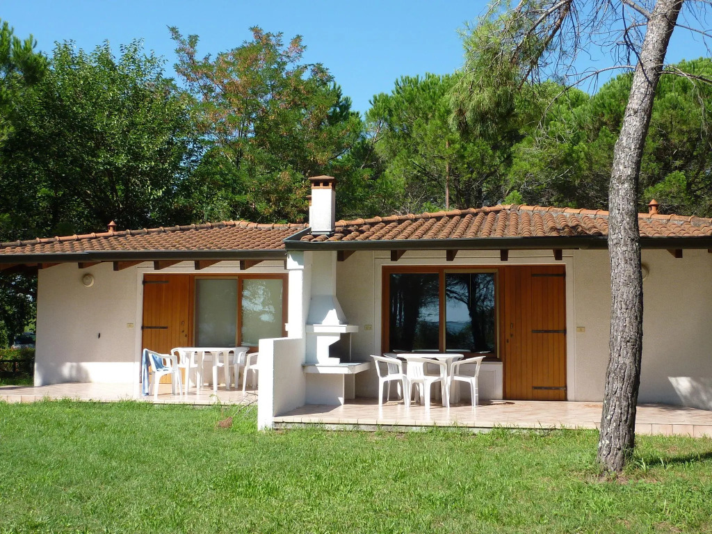 Semi-detached bungalow with terrace not far from the sea