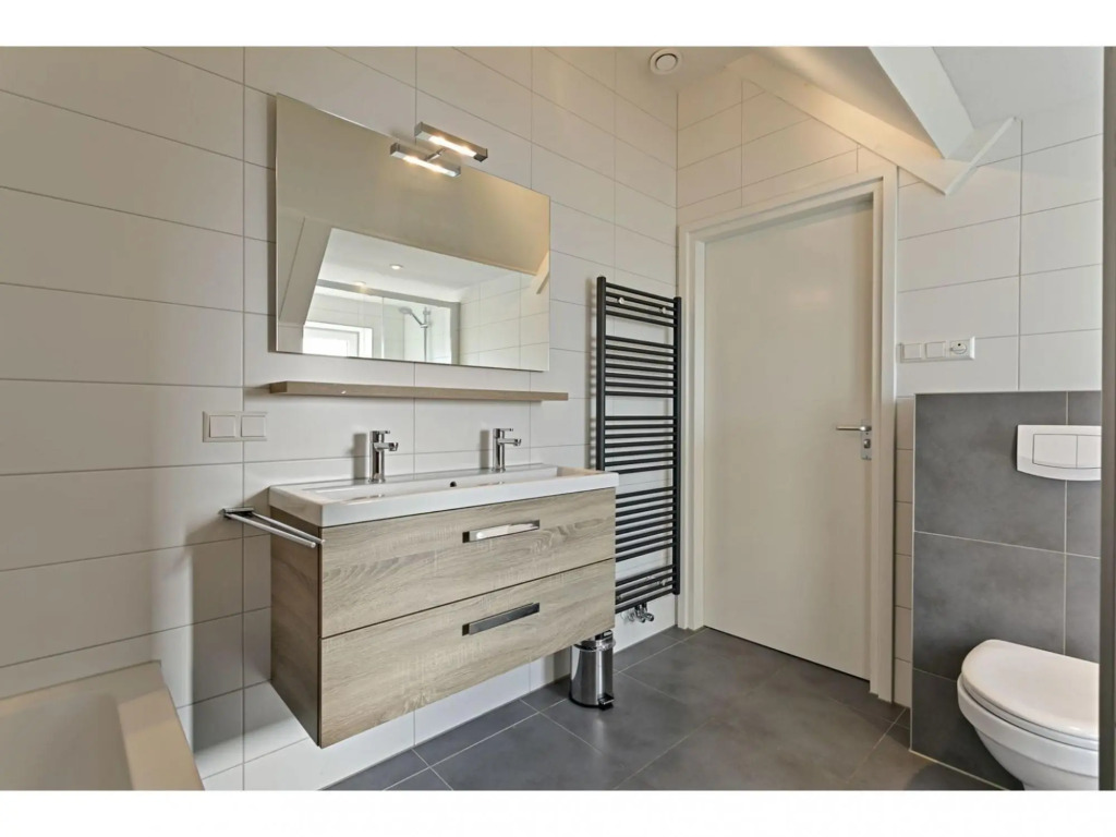 Beautiful villa 2 minutes from the beach with a spacious garden and veranda