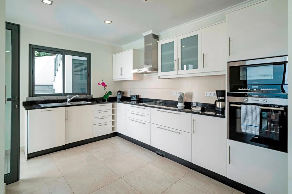 3 bedroom in Calheta, stunning views, private heated pool | Casa Amaro Mar