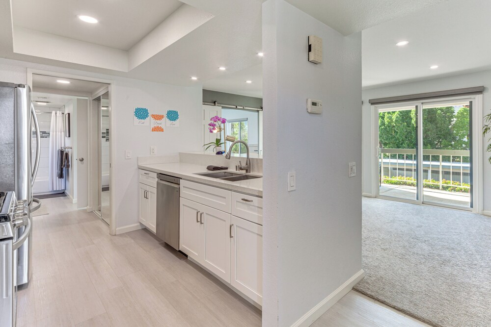 2 Mi to Dtwn Palm Springs! Modern Condo w/ Pool