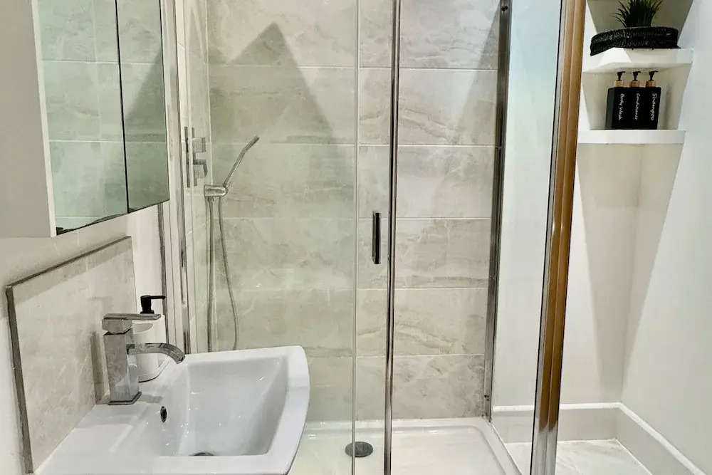 Stylish 1 bed Apartment - Sleeps 4 & Free Parking