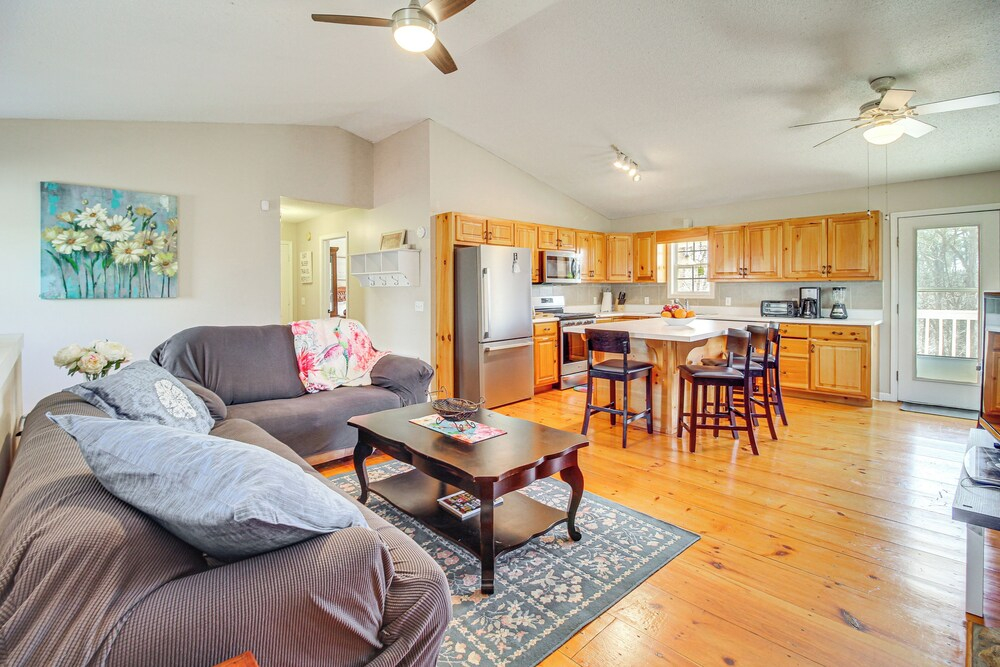 2 Mi to Dtwn Ellijay! Outdoorsy Escape w/ Hot Tub