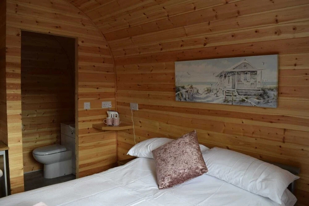 Impeccable1 Double bed Cabin in Poole With Hot Tub