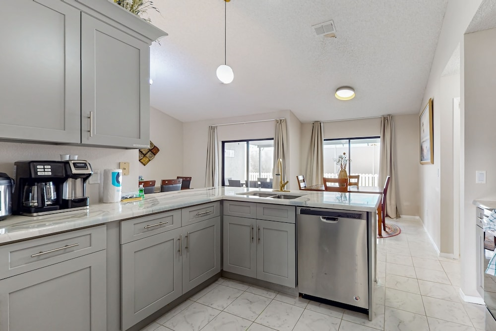 Spacious Dog-friendly Home W/private Pool, Pong Pong, Near Disney