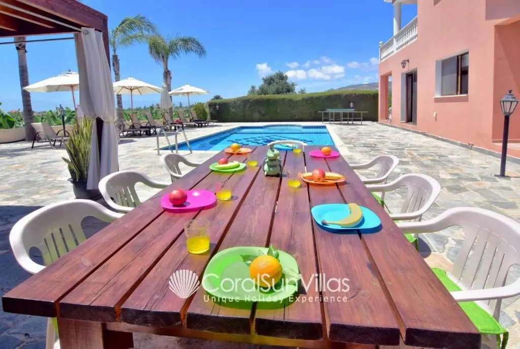 Family Villa Short Walk To Coral Bay Strip 5 Min and Pub, shops etc