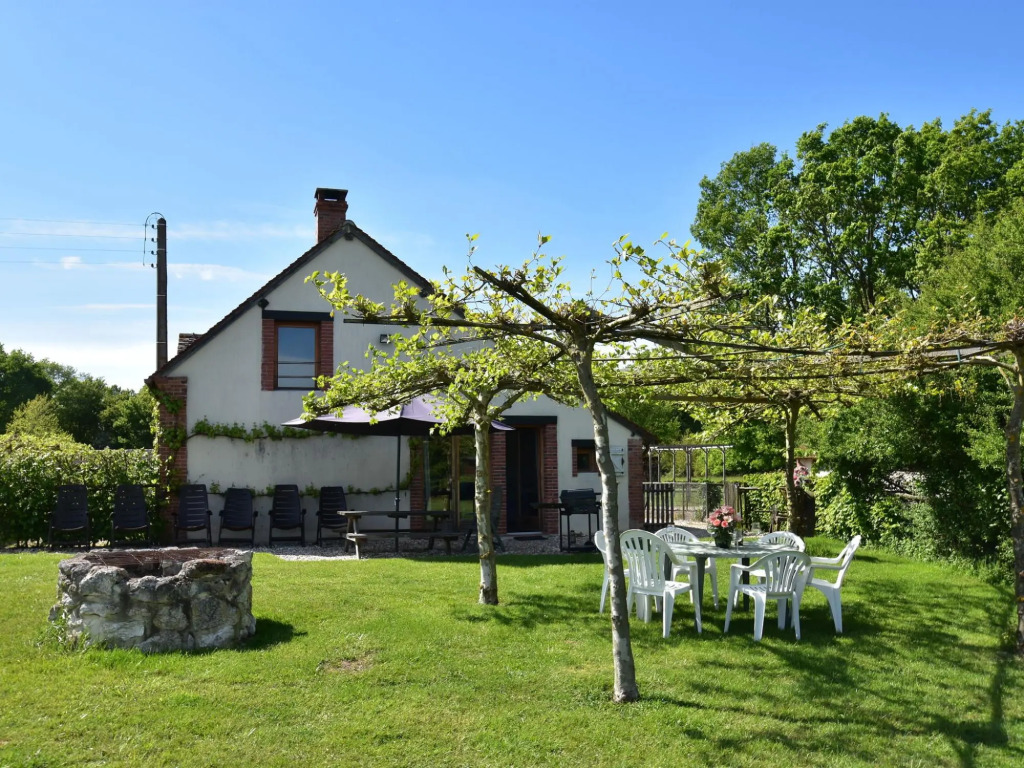 Cosy Holiday Home in Oussoy-en-Gatinais with Library