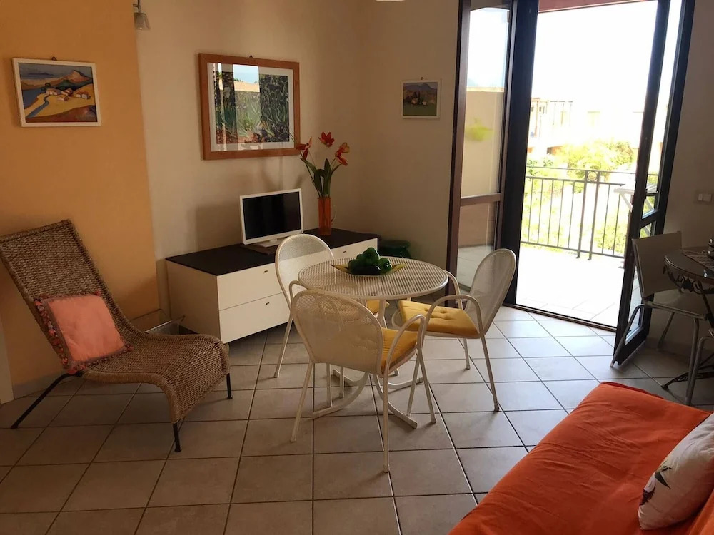 Orange Apartment 100 Meters From The Sea