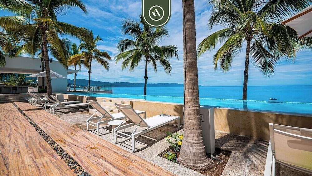 Luxury Oceanfront 3 BR Condo - Pools