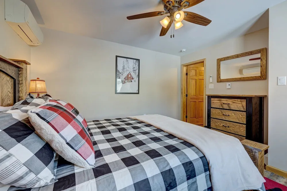 Over the Top Lodge by Avantstay Hot Tub, Shared Pool, Beach/lake Access
