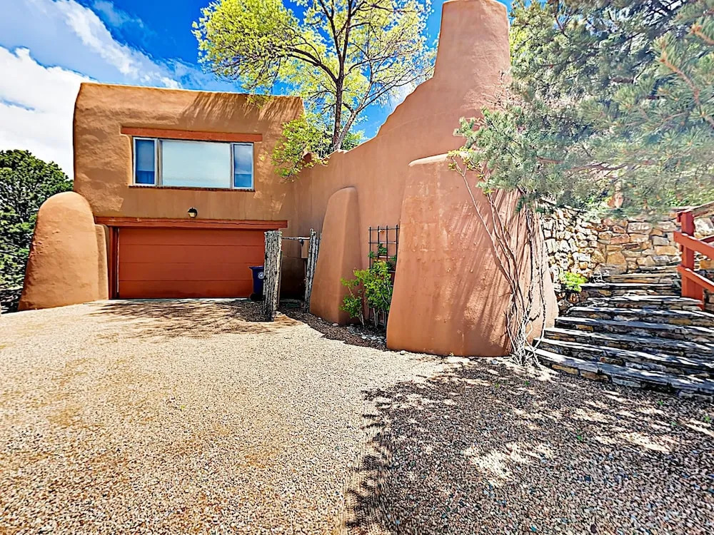 An Enchanting Casita W/ Patio & Kiva Fireplace Cottage