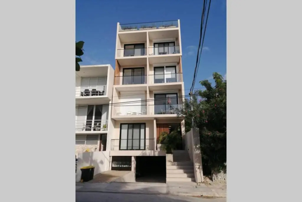 Modern 1 bedroom suite by beach Great location!