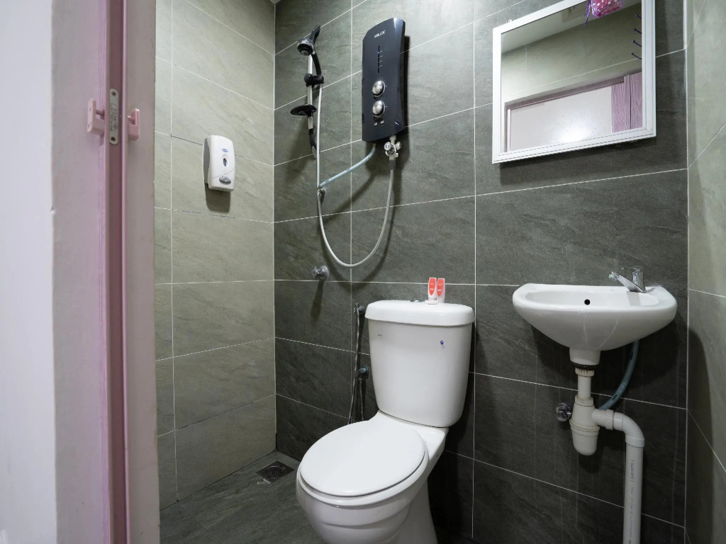OYO 44093 VRM Hotel