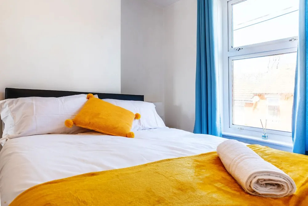Stylish 3-bed House With Free Parking & Wifi