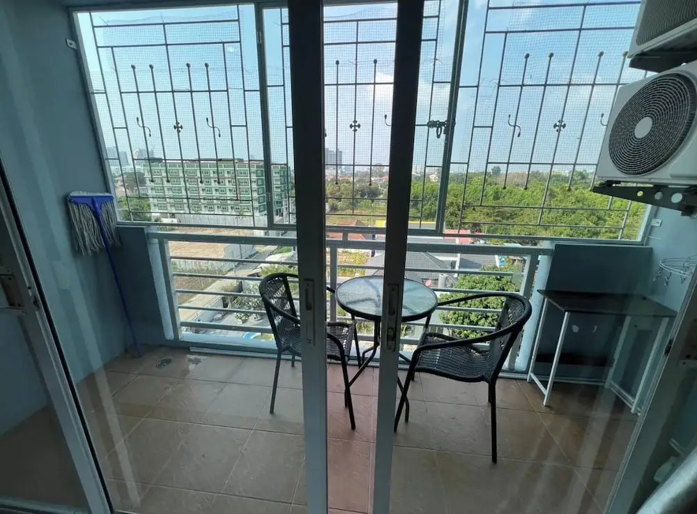 Large Condo Middle of Jomtien, Near the Beach 42m2