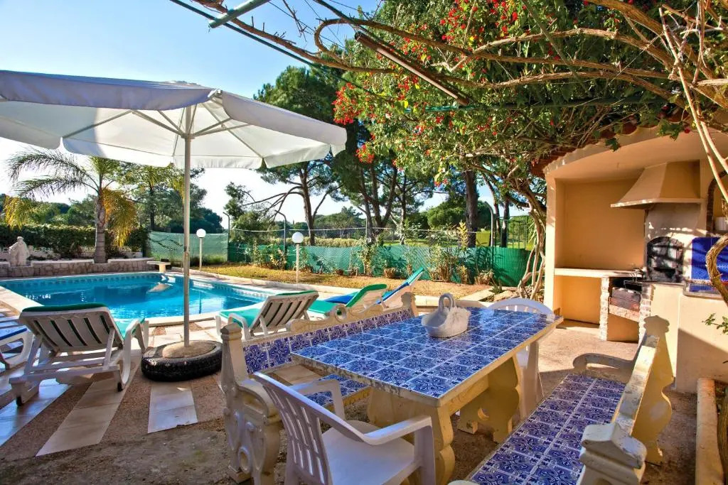 Spacious Retreat with Prime Location, Private pool, snooker, free AC Wifi