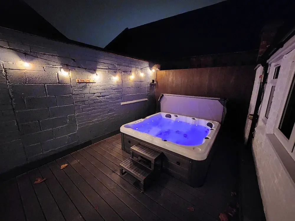 Derby City Centre Apartment With Roof Top Hot Tub