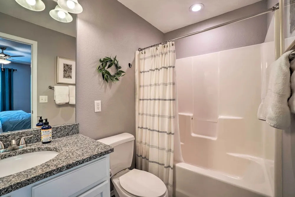 Modern Condo w/ Deck ~ 7 Mi To Branson Landing!