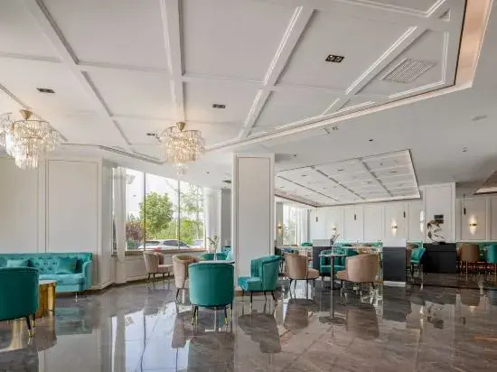 XANA Deluxe Hotel (Huayin Huashan Scenic Area)