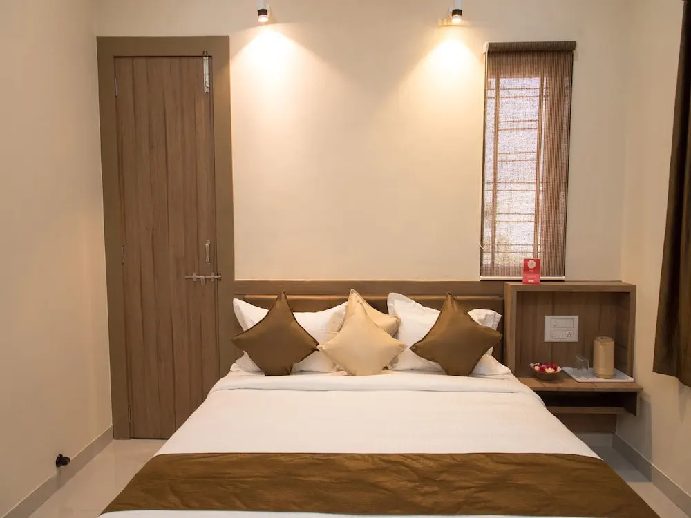OYO 13273 Home Luxury Stay Airport Road