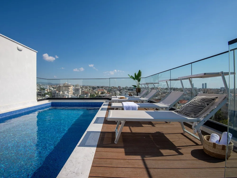 Sanders Crystal 1 - Delightful 2-bdr Apt With Shared Pool