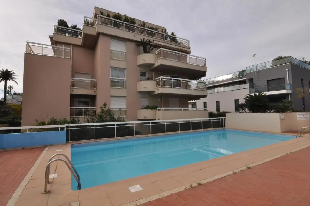 Gorgeous one-bedroom apartment with terrace and sea view