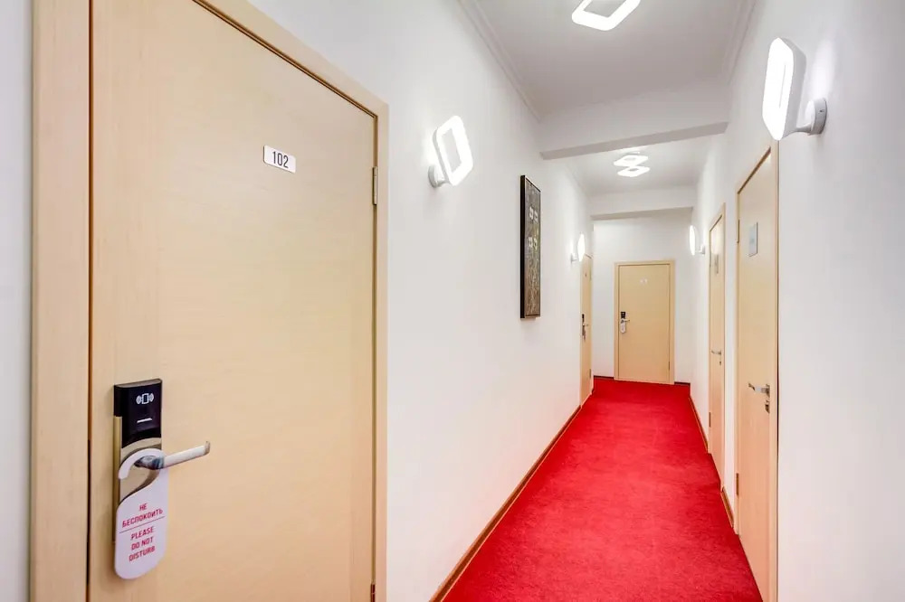 WHITE HOTEL & HOSTEL