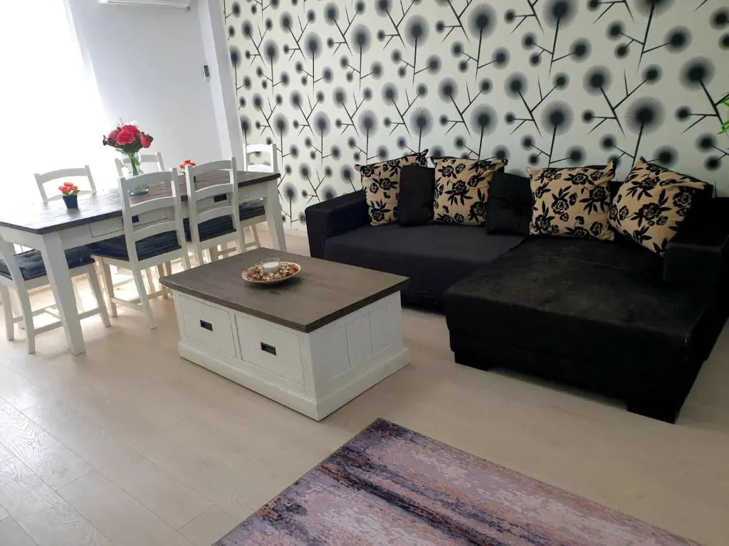 Apartament Mamaia Nord 3 camere la 30m de plaja cu terasa si curte