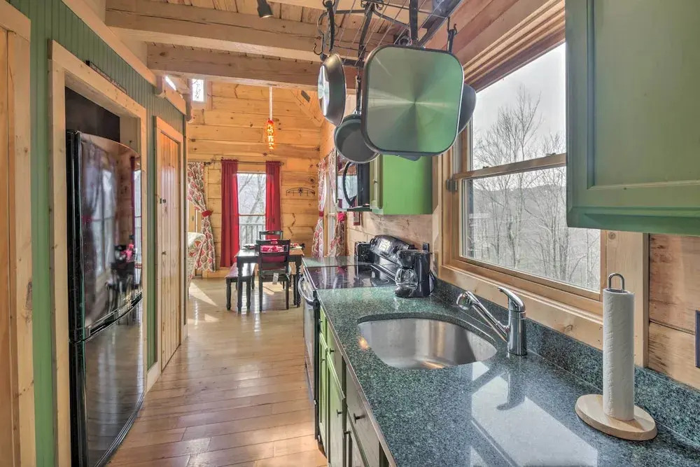 Beech Mountain Cabin w/ 180° Views: Near Hiking!