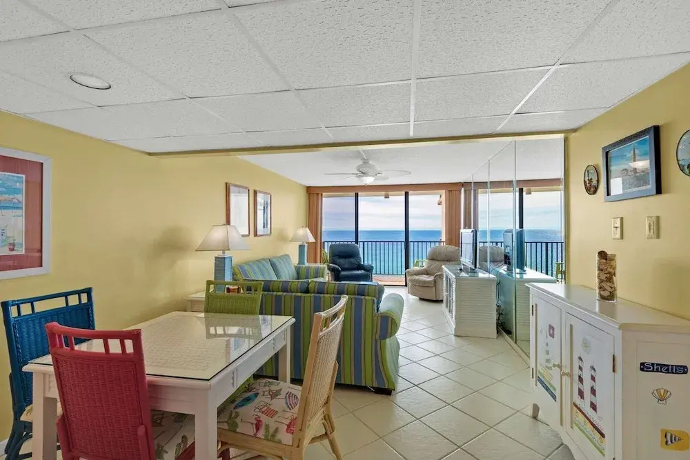 Pelican Walk 904