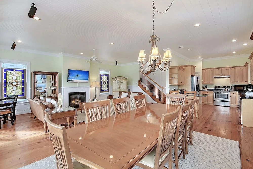 Sprawling Family W/ Pool & Game Room 6 Bedroom Home