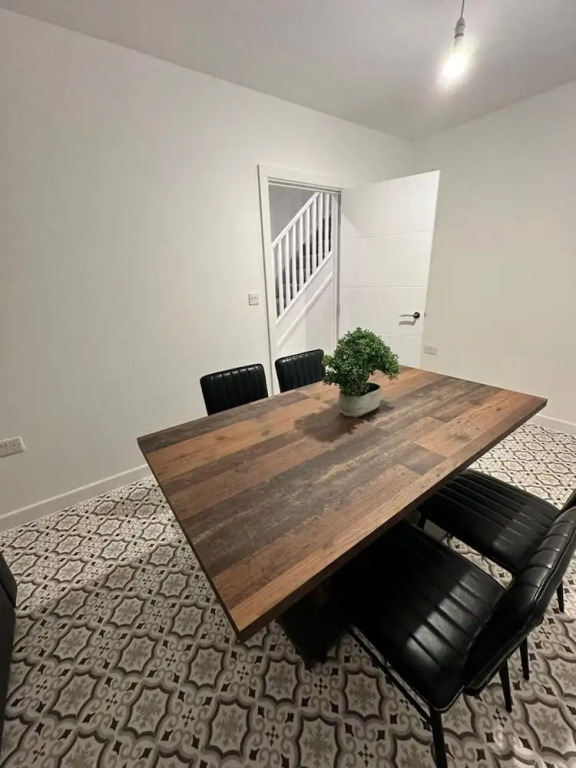 Immaculate 4-bed House Near City Airport