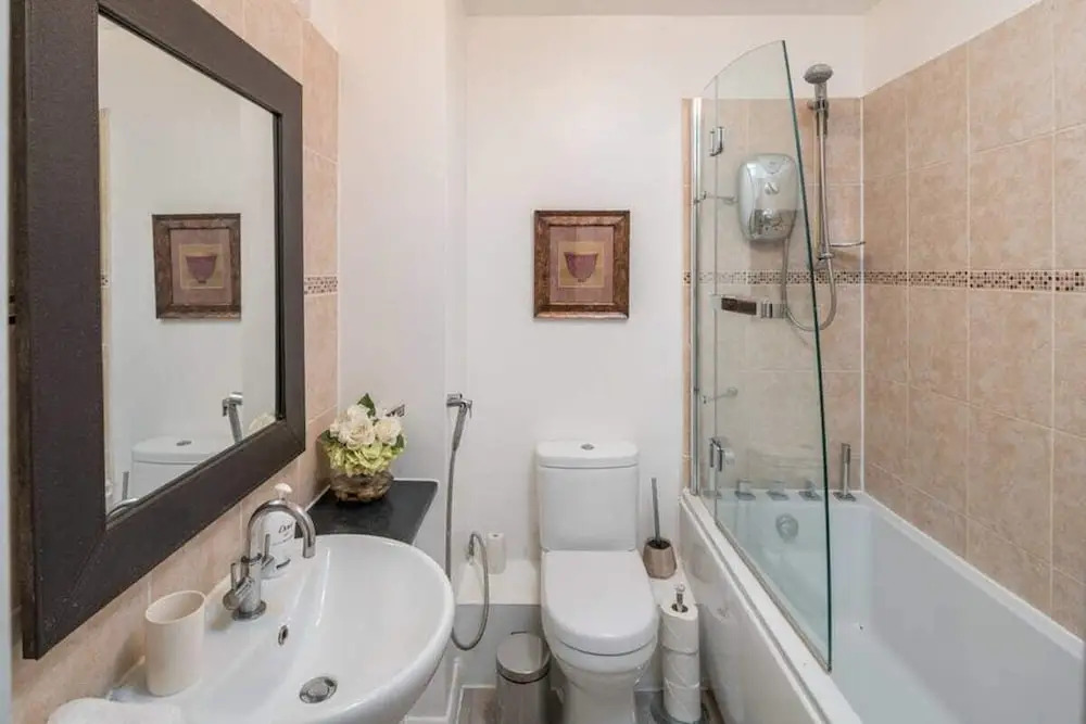 Spacious 2 bed Sleeps 5 With Parking nr Chelsea