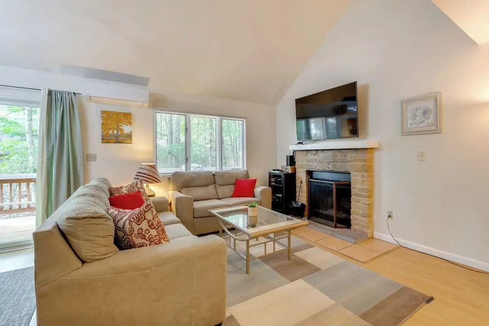 Near Skiing & Lakes: Contemporary Poconos Townhome