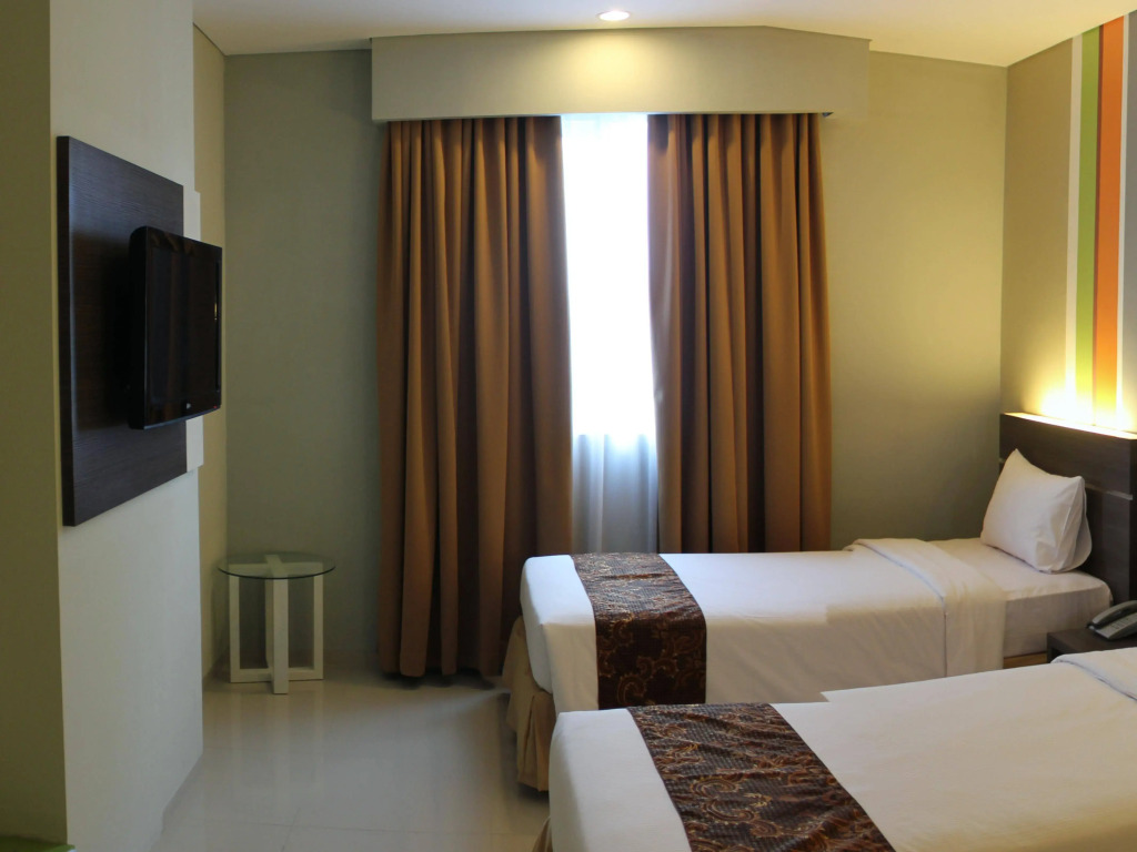 Pose In Hotel Solo