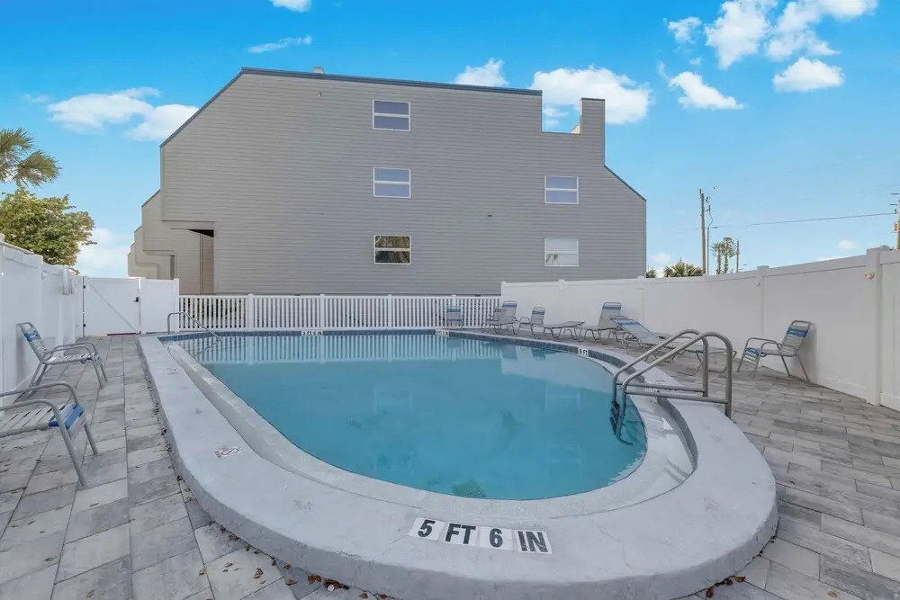 Beachfront Condo w/ Balcony on Manasota Key