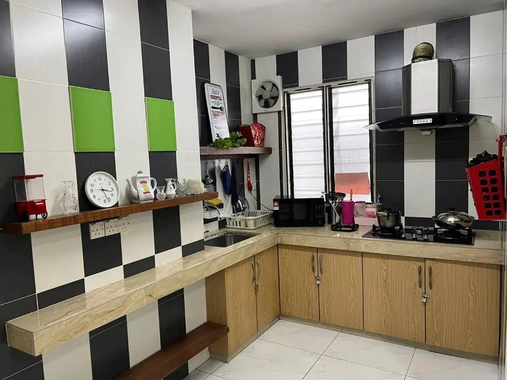 Family 15 Pax Corner Lot House / Free WiFi