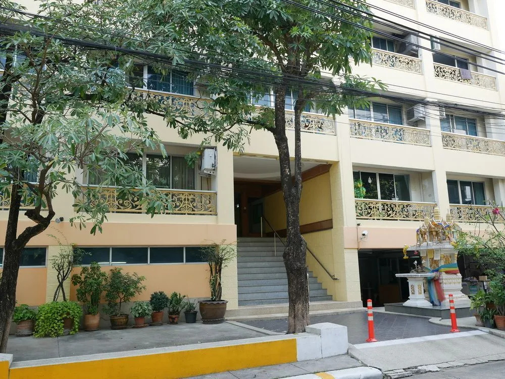 Baansuan Condo - MRT Cultural Station