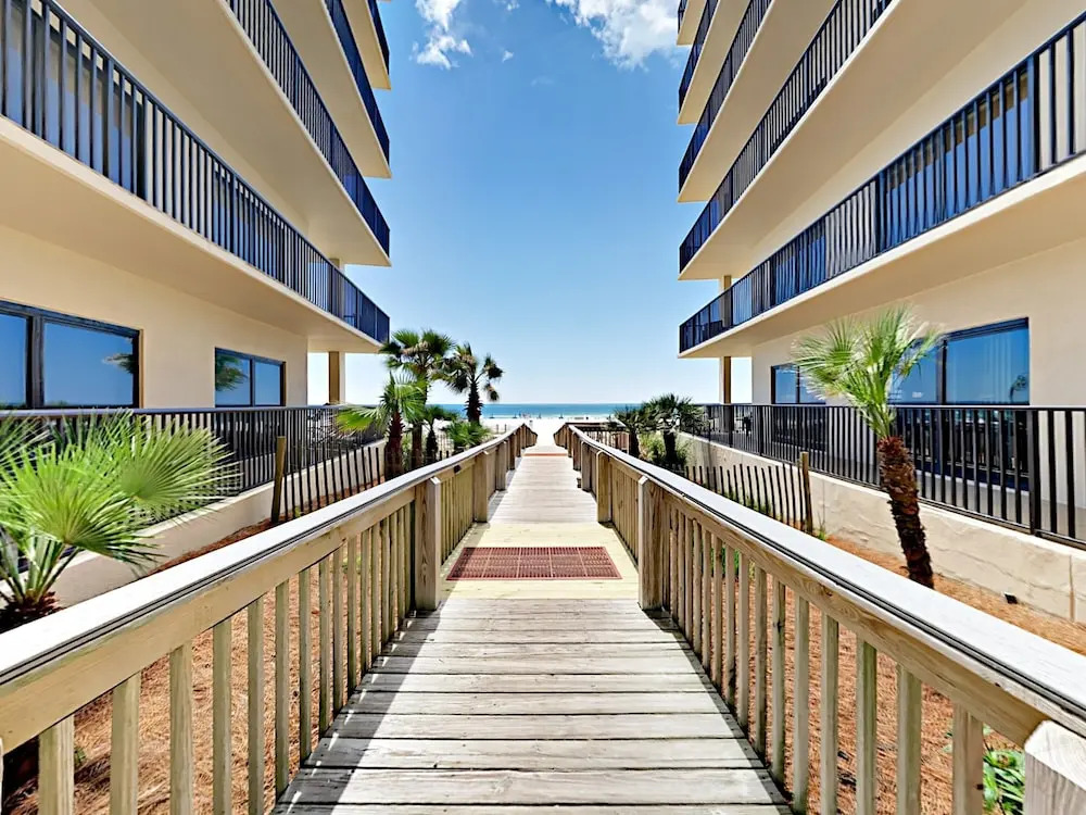 New Listing! Beachfront Corner-unit W/ Pools 3 Bedroom Condo