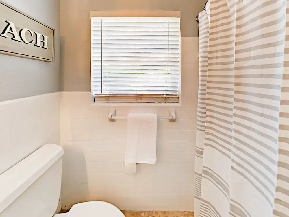 1919 Siesta Drive Home 4 Bedrooms 2 Bathrooms Home