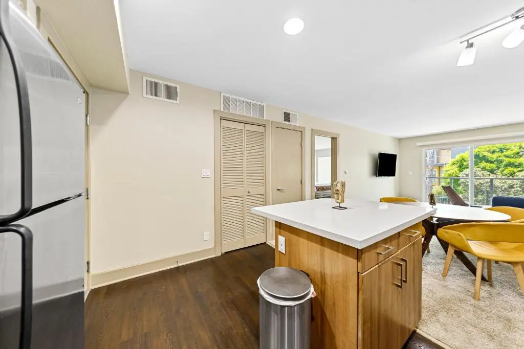Beautiful Beachside Apartment With Marina View